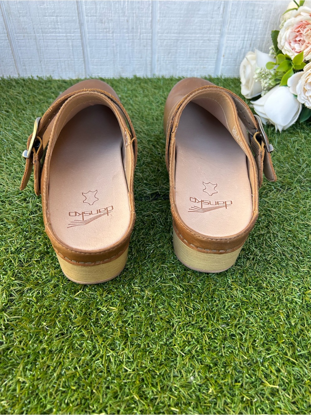 Dansko Baylor Women's Clogs Tan
Oiled Pull Up Leather
$154.95 size 37 US 6.5-7 - Picture 11 of 16